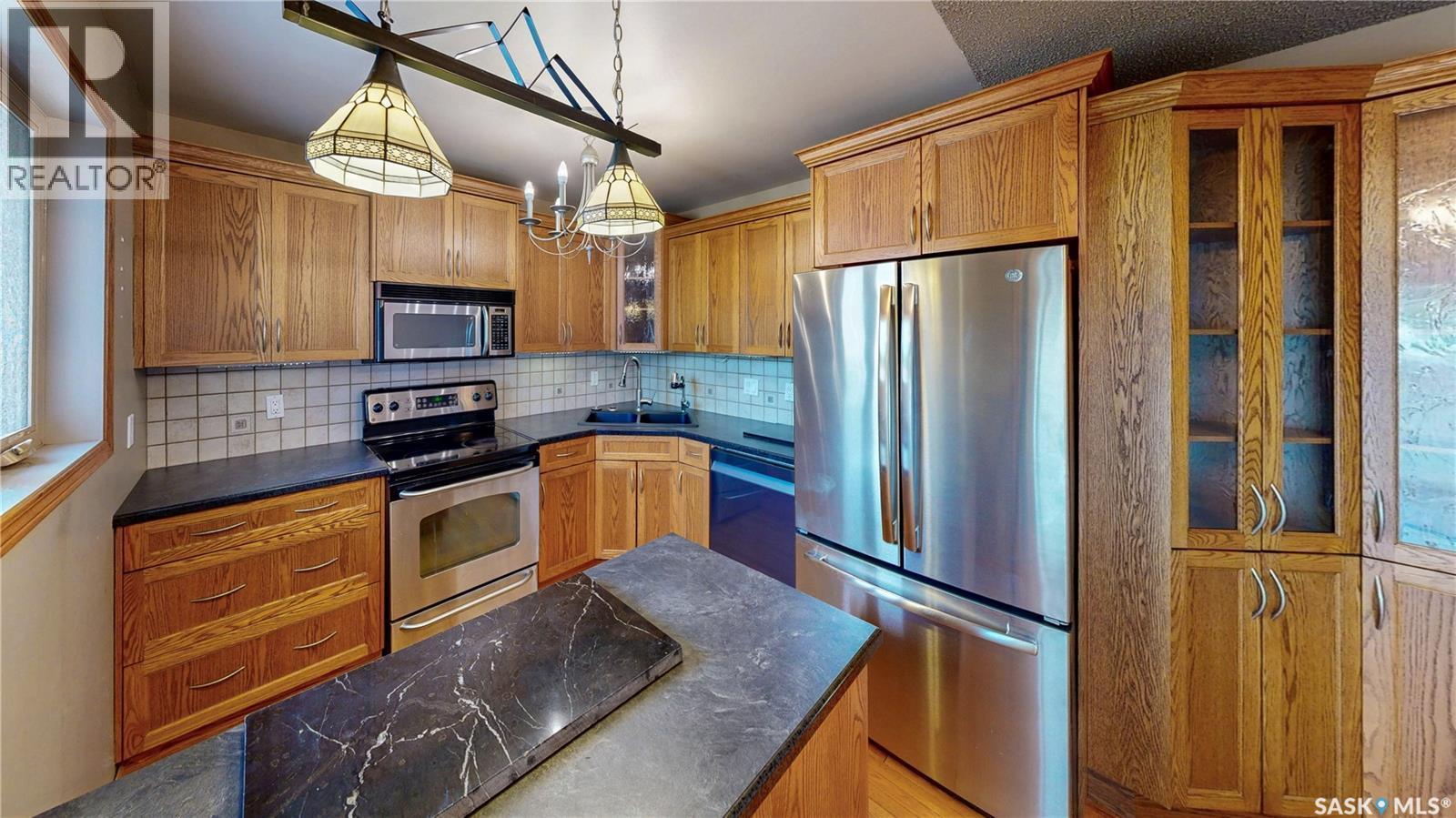 6524 Dewdney Avenue, Regina, SK - Indoor Photo Showing Kitchen With Stainless Steel Kitchen