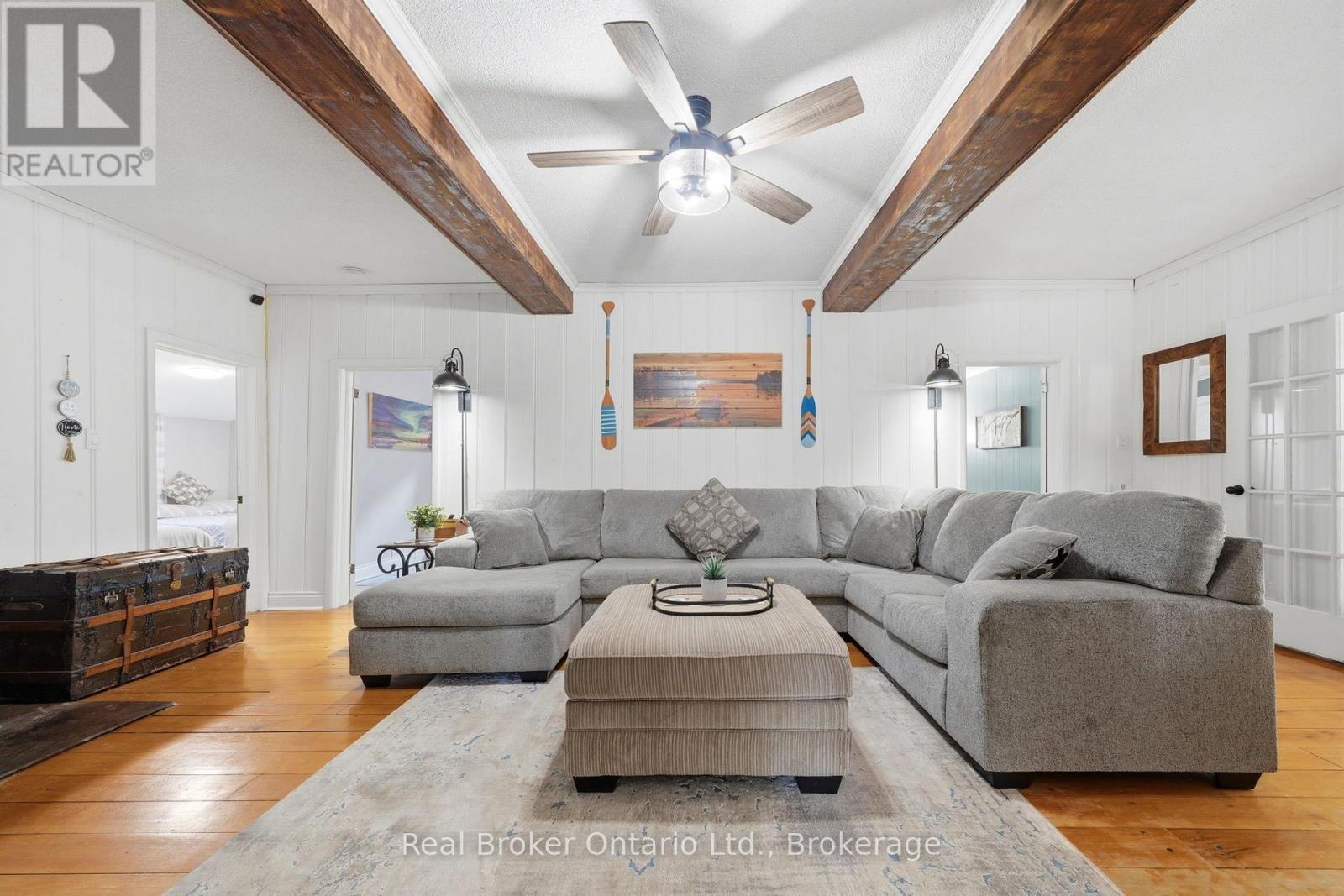 1 Janice Drive, Kawartha Lakes (Fenelon), ON - Indoor Photo Showing Living Room
