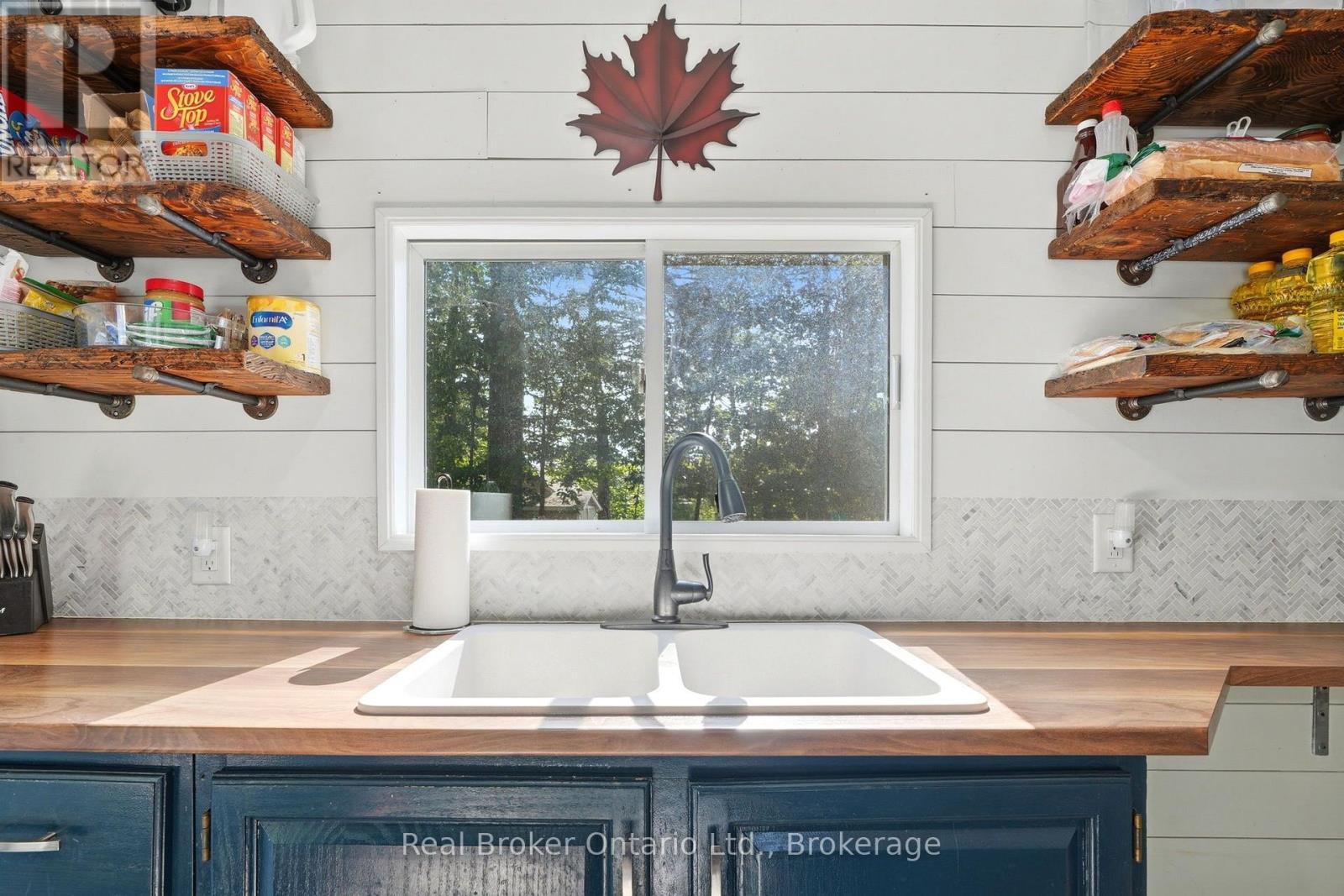 1 Janice Drive, Kawartha Lakes (Fenelon), ON - Indoor Photo Showing Kitchen With Double Sink
