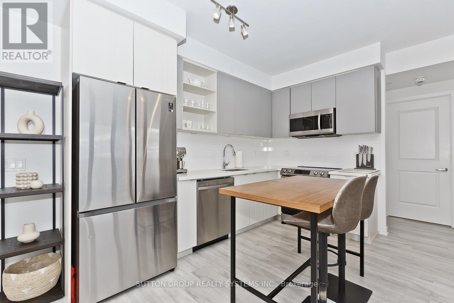 1409 - 4655 Metcalfe Avenue, Mississauga, ON - Indoor Photo Showing Kitchen With Stainless Steel Kitchen