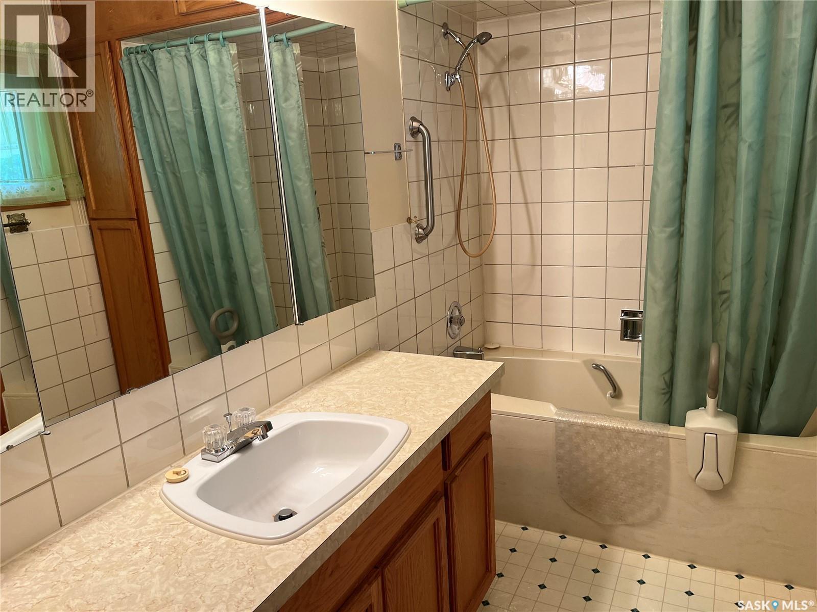 43 2Nd Avenue E, Lafleche, SK - Indoor Photo Showing Bathroom