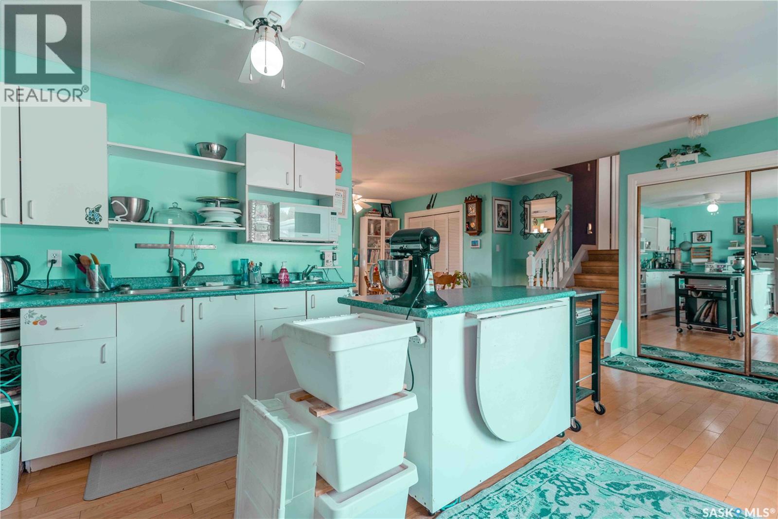 50 Manitou Court, Saskatoon, SK - Indoor Photo Showing Kitchen