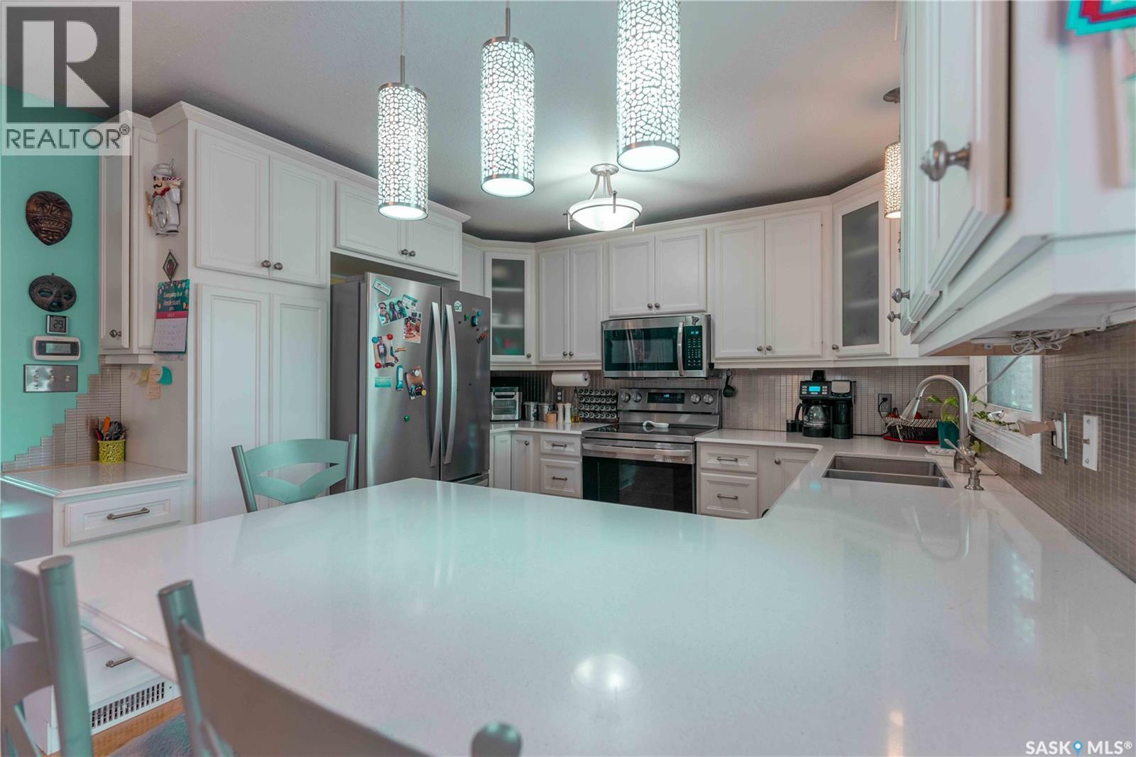 50 Manitou Court, Saskatoon, SK - Indoor Photo Showing Kitchen With Upgraded Kitchen