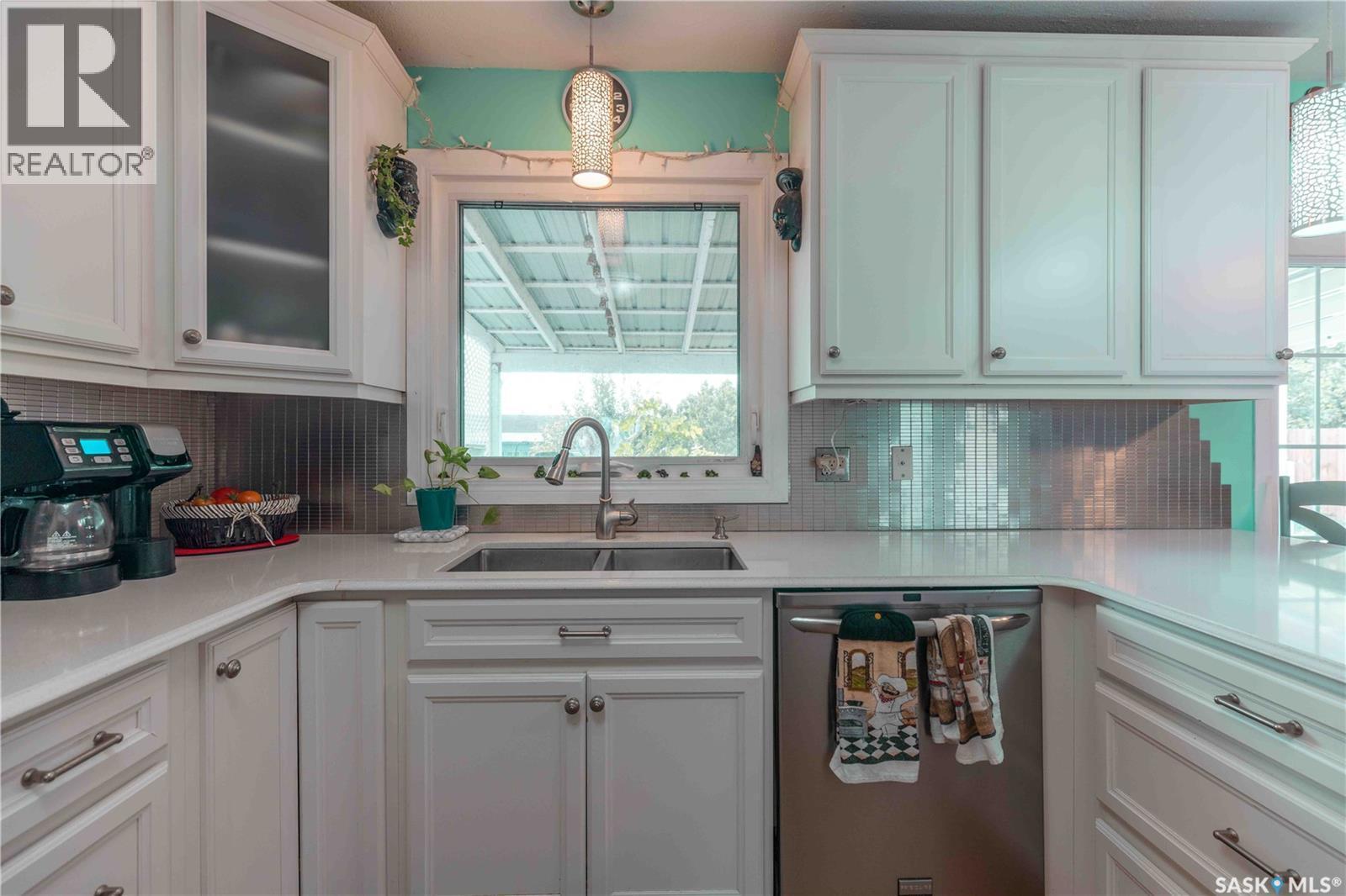 50 Manitou Court, Saskatoon, SK - Indoor Photo Showing Kitchen With Double Sink