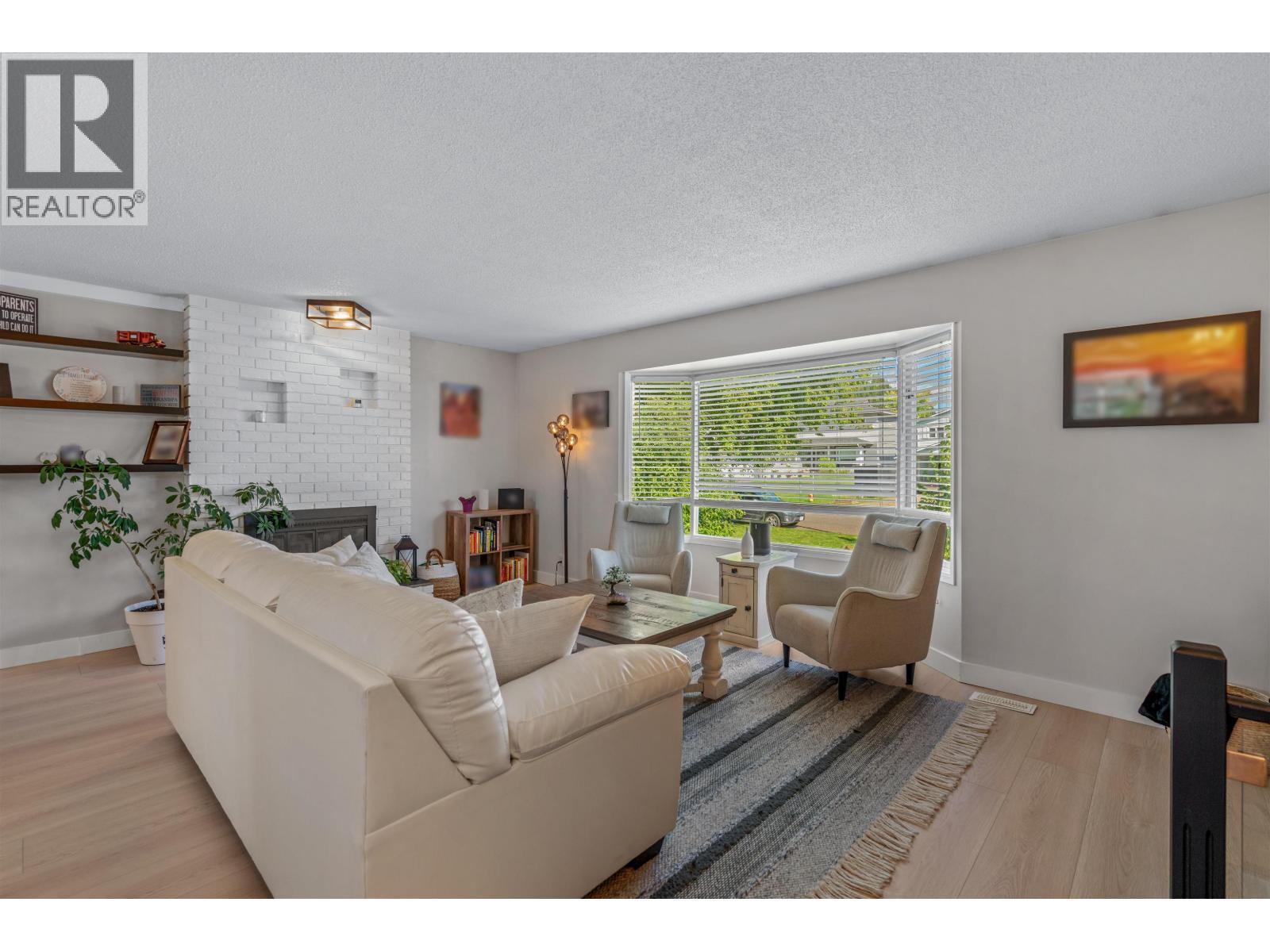 389 Neff Crescent, Prince George, BC - Indoor Photo Showing Living Room