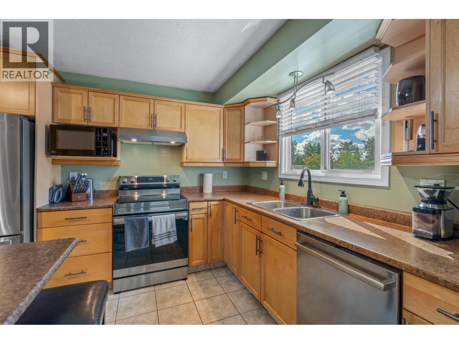 389 Neff Crescent, Prince George, BC - Indoor Photo Showing Kitchen With Double Sink