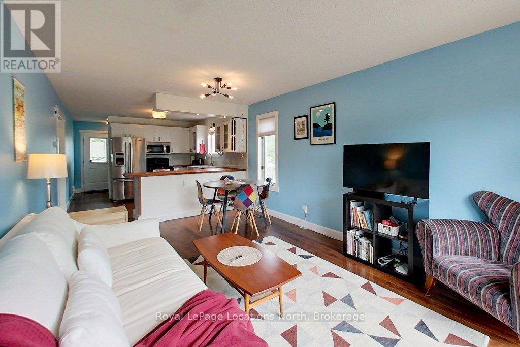 642 Spruce Street, Collingwood, ON - Indoor Photo Showing Living Room