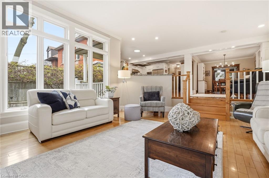 2116 Caroline Street, Burlington, ON - Indoor Photo Showing Living Room