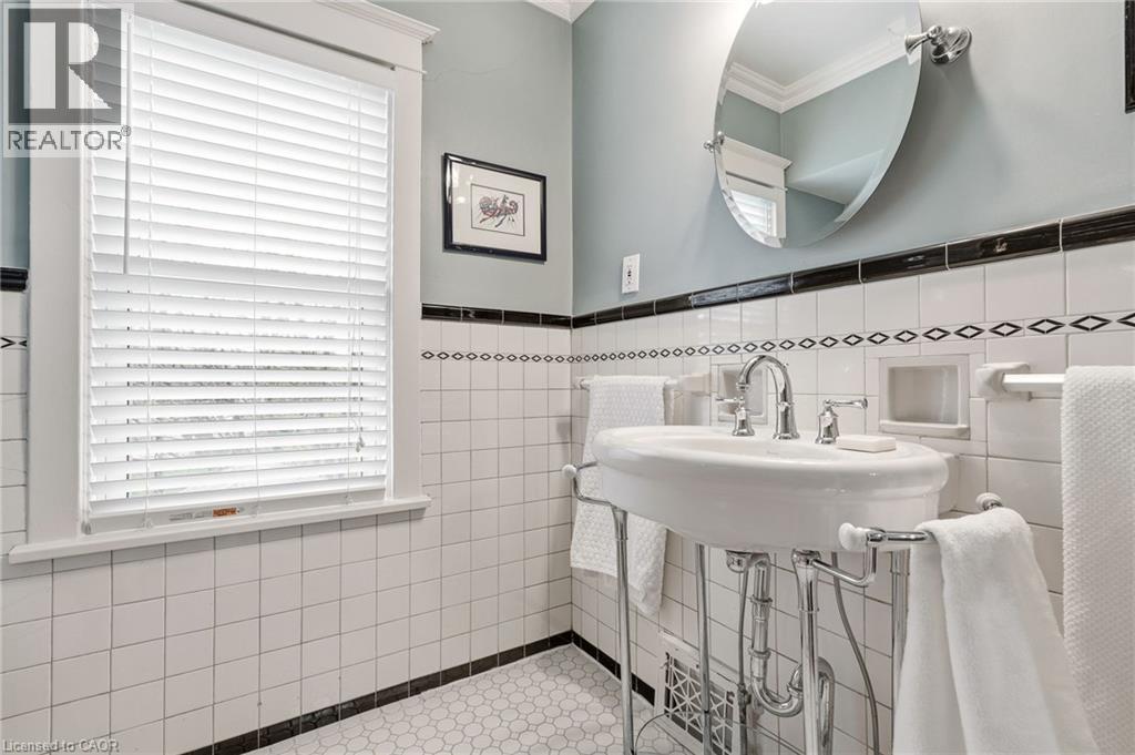 2116 Caroline Street, Burlington, ON - Indoor Photo Showing Bathroom