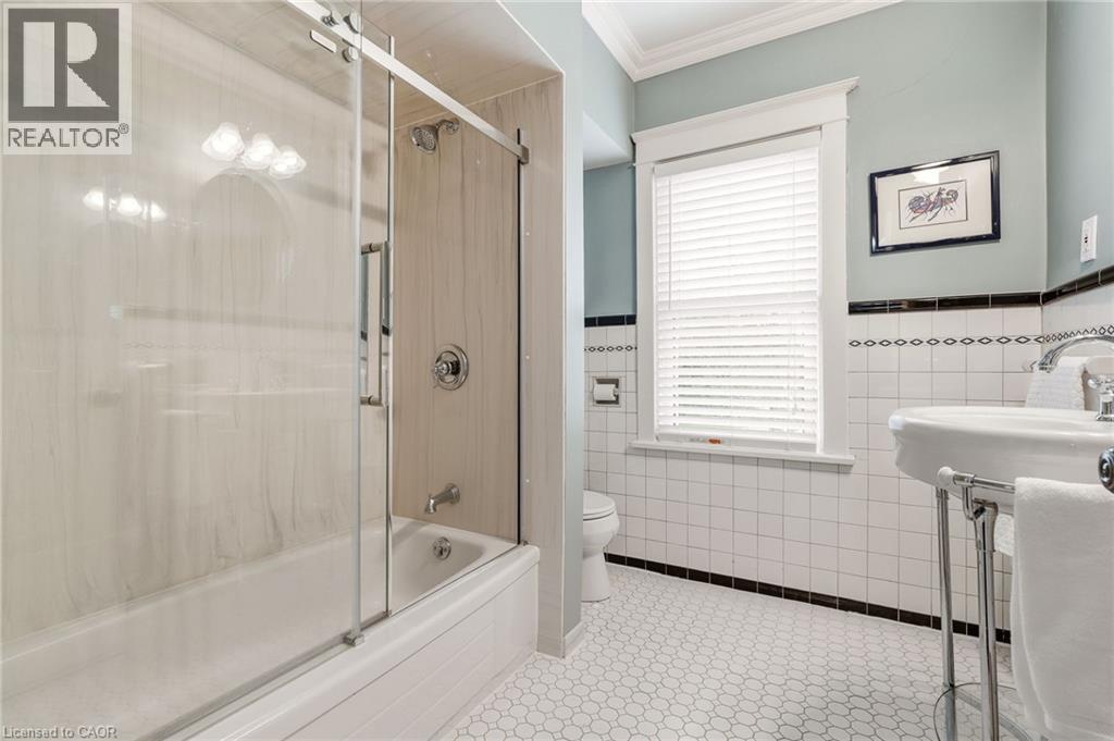2116 Caroline Street, Burlington, ON - Indoor Photo Showing Bathroom