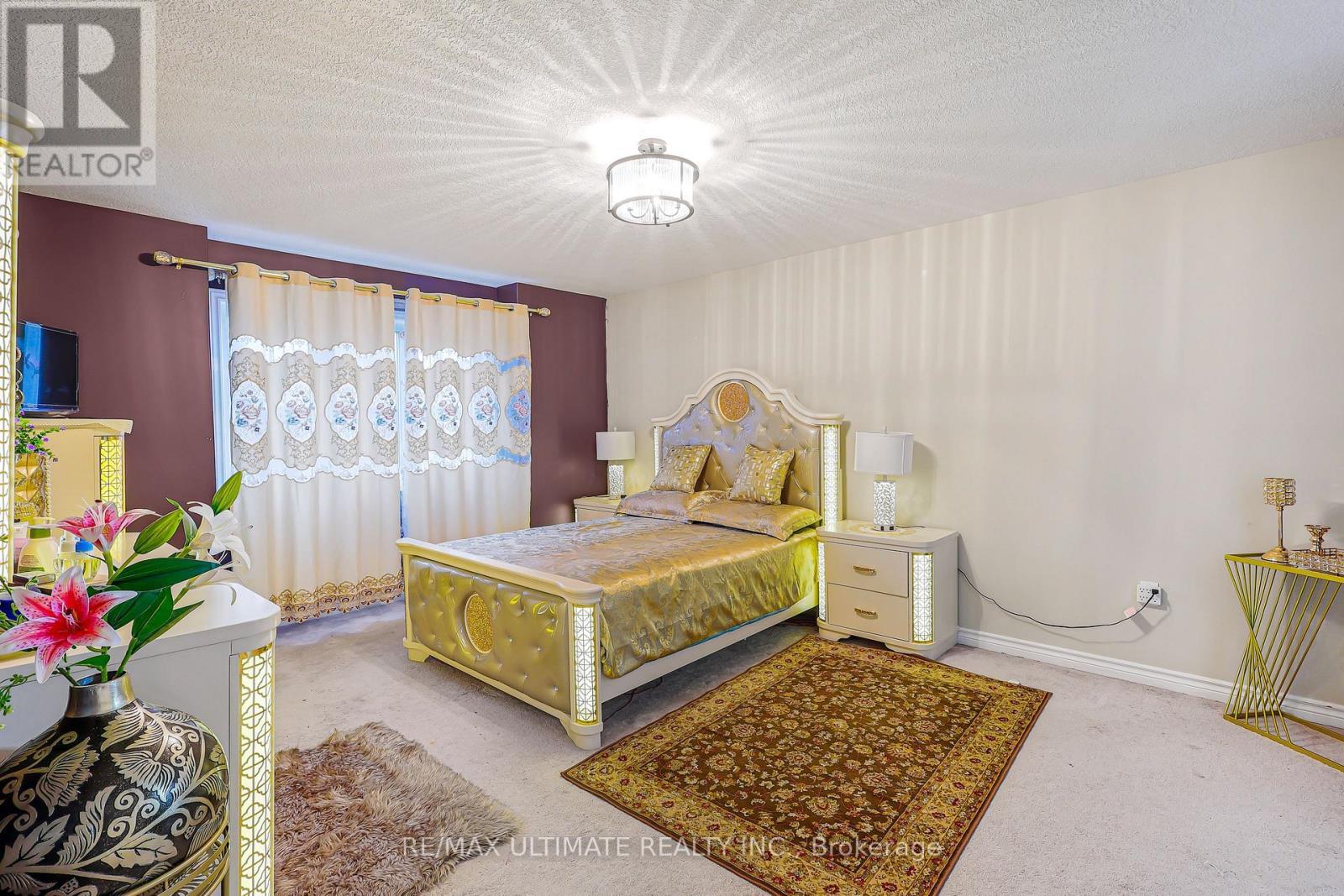 42 Walker Boulevard, New Tecumseth, ON - Indoor Photo Showing Bedroom