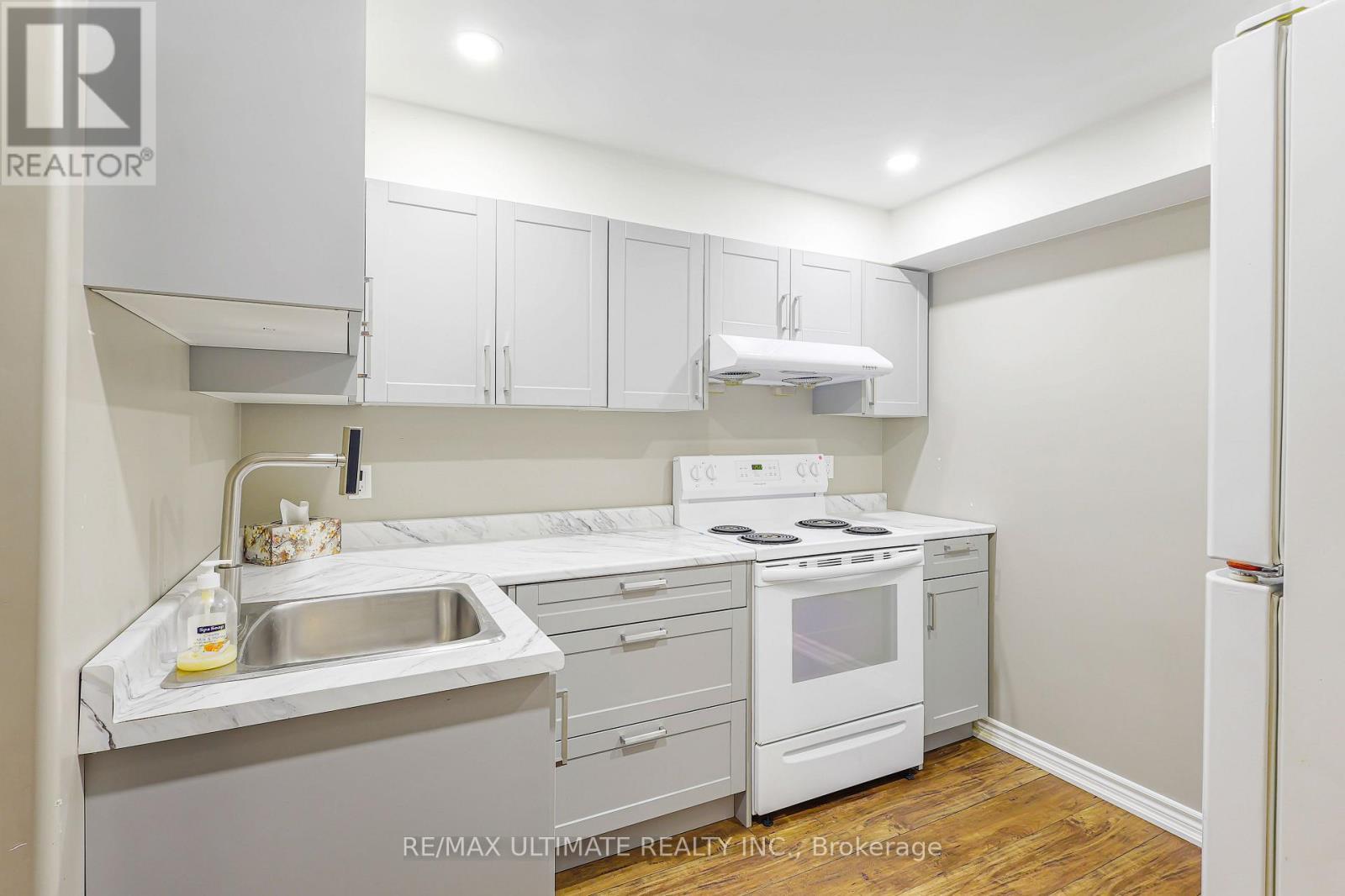 42 Walker Boulevard, New Tecumseth, ON - Indoor Photo Showing Kitchen