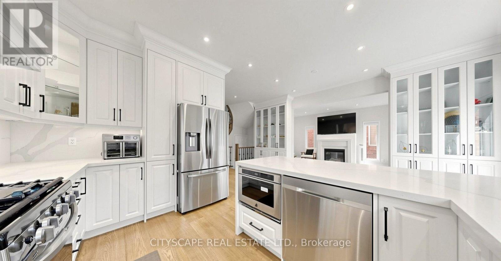 769 White Clover Way, Mississauga, ON - Indoor Photo Showing Kitchen With Upgraded Kitchen