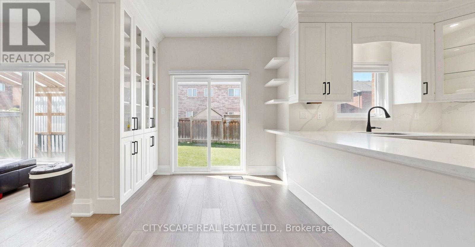 769 White Clover Way, Mississauga, ON - Indoor Photo Showing Kitchen With Upgraded Kitchen