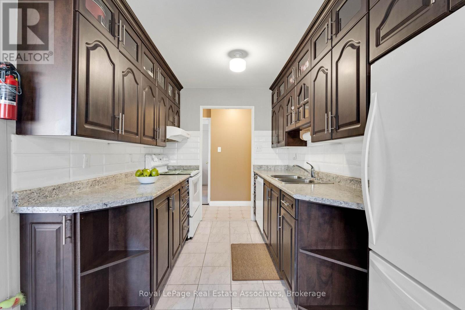 912 - 50 Elm Drive E, Mississauga, ON - Indoor Photo Showing Kitchen With Double Sink