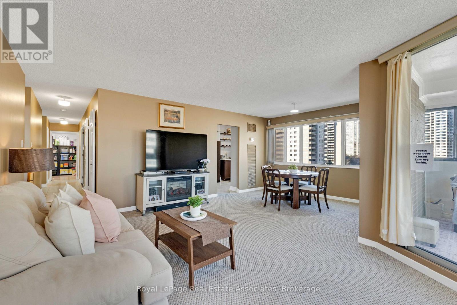 912 - 50 Elm Drive E, Mississauga, ON - Indoor Photo Showing Living Room