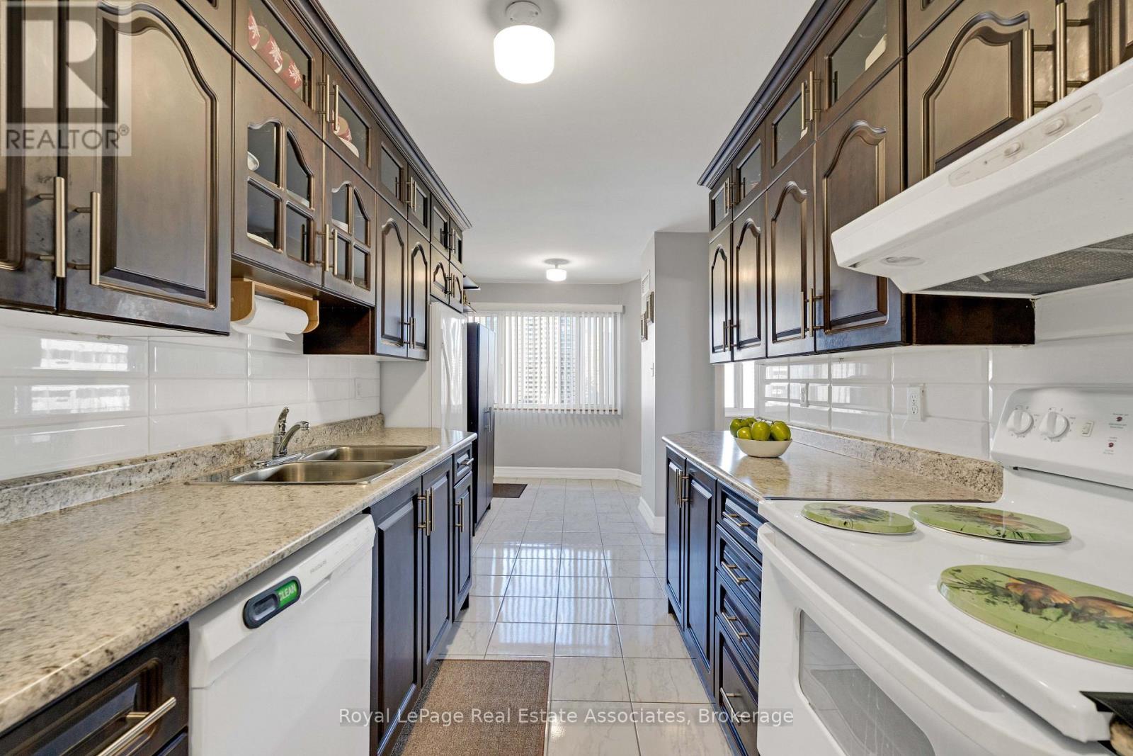 912 - 50 Elm Drive E, Mississauga, ON - Indoor Photo Showing Kitchen With Double Sink