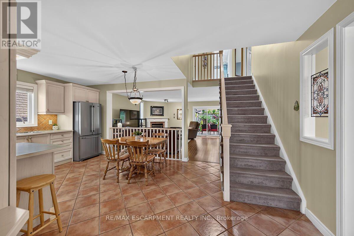 25 Eric Burke Court, Hamilton, ON - Indoor