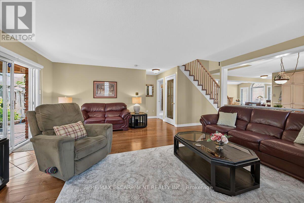 25 Eric Burke Court, Hamilton, ON - Indoor Photo Showing Living Room
