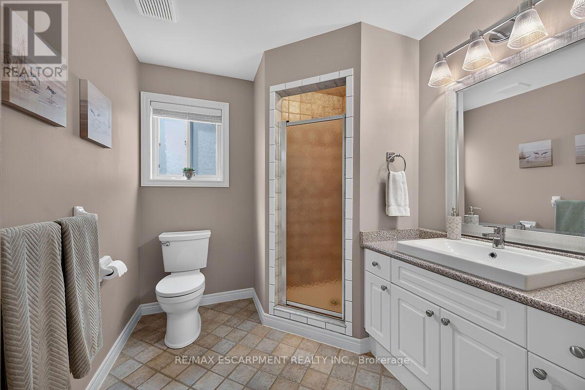 25 Eric Burke Court, Hamilton, ON - Indoor Photo Showing Bathroom