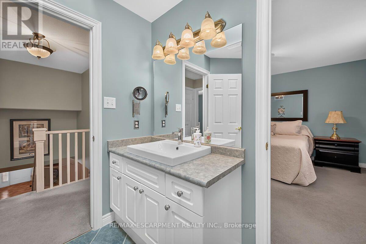 25 Eric Burke Court, Hamilton, ON - Indoor Photo Showing Bathroom