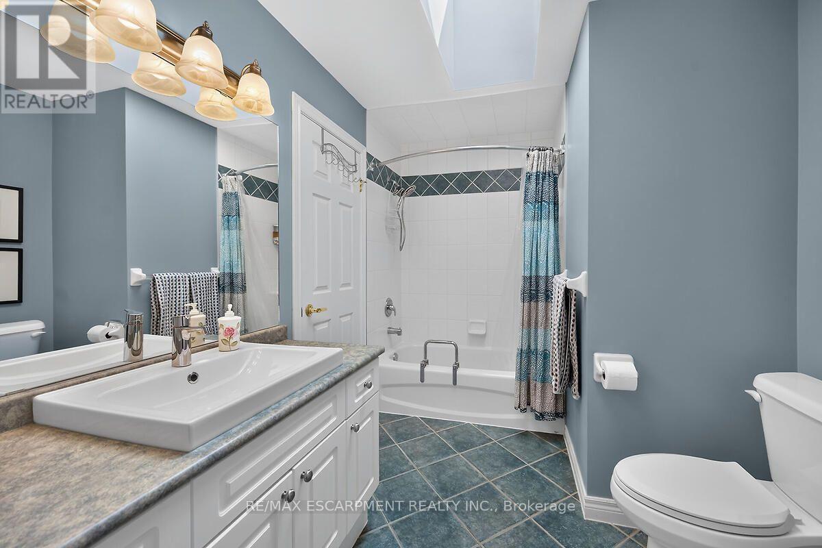 25 Eric Burke Court, Hamilton, ON - Indoor Photo Showing Bathroom