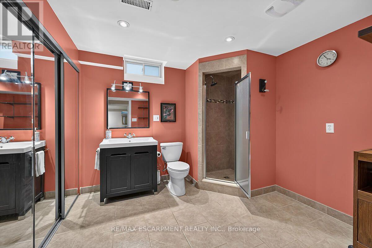25 Eric Burke Court, Hamilton, ON - Indoor Photo Showing Bathroom