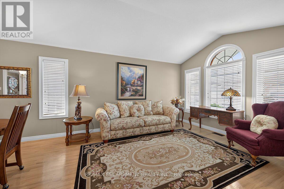 25 Eric Burke Court, Hamilton, ON - Indoor Photo Showing Living Room