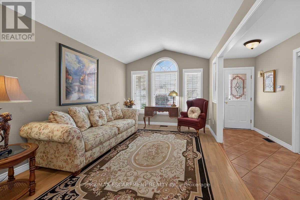 25 Eric Burke Court, Hamilton, ON - Indoor Photo Showing Living Room