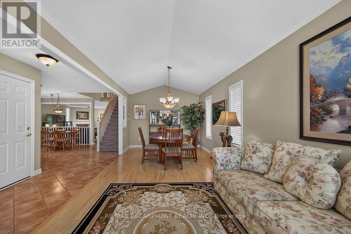 25 Eric Burke Court, Hamilton, ON - Indoor Photo Showing Living Room