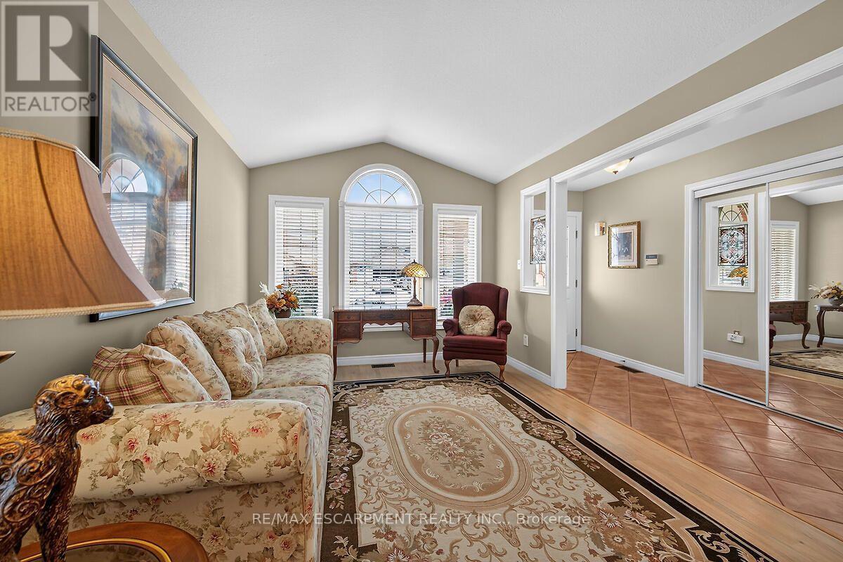 25 Eric Burke Court, Hamilton, ON - Indoor Photo Showing Living Room