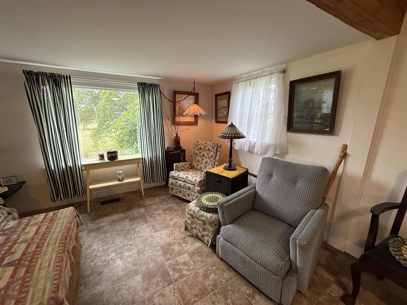 345 French Road, Plympton, NS - Indoor Photo Showing Living Room