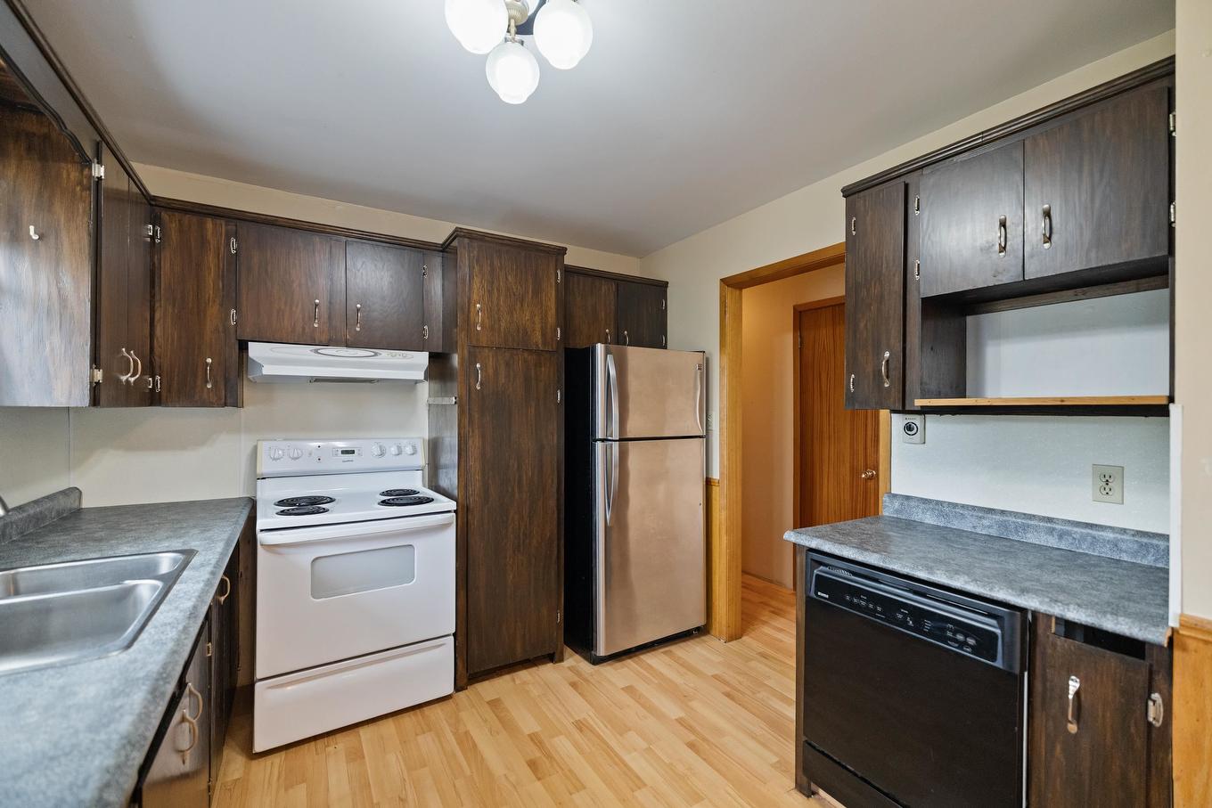 3179 Five Houses Road, Fort Augustus, PE - Indoor Photo Showing Kitchen With Double Sink