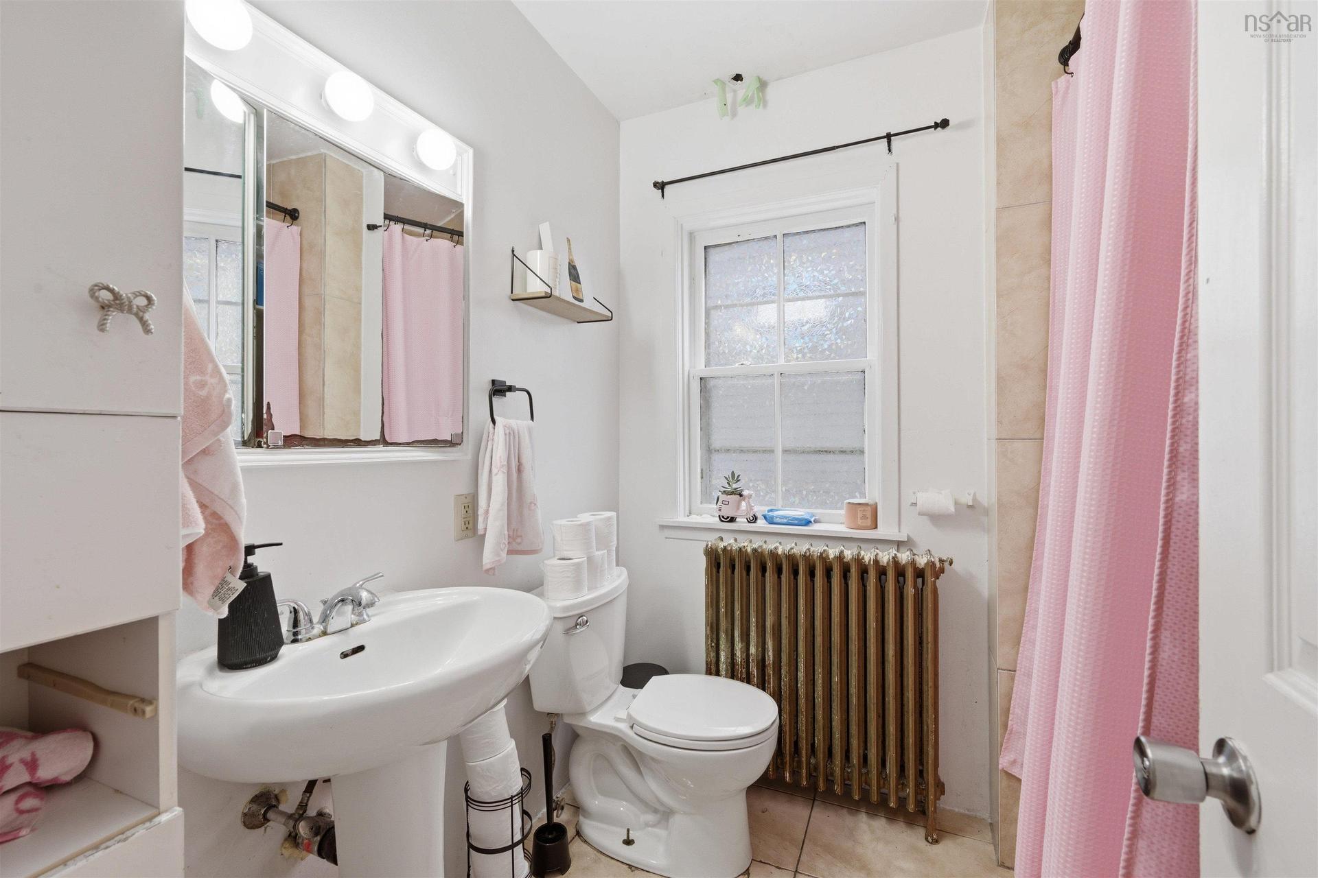 1747 Vernon Street, Halifax, NS - Indoor Photo Showing Bathroom