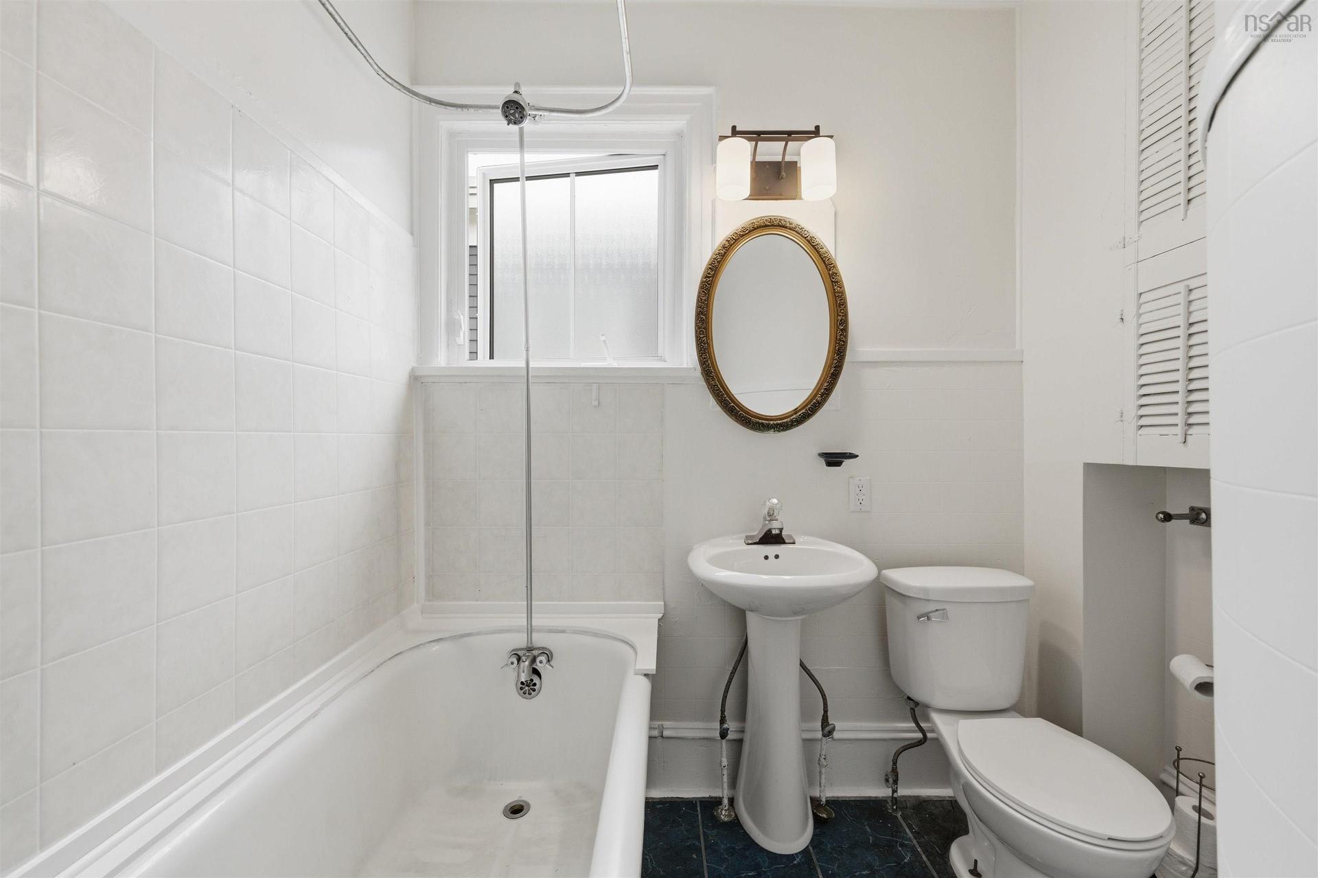 1747 Vernon Street, Halifax, NS - Indoor Photo Showing Bathroom