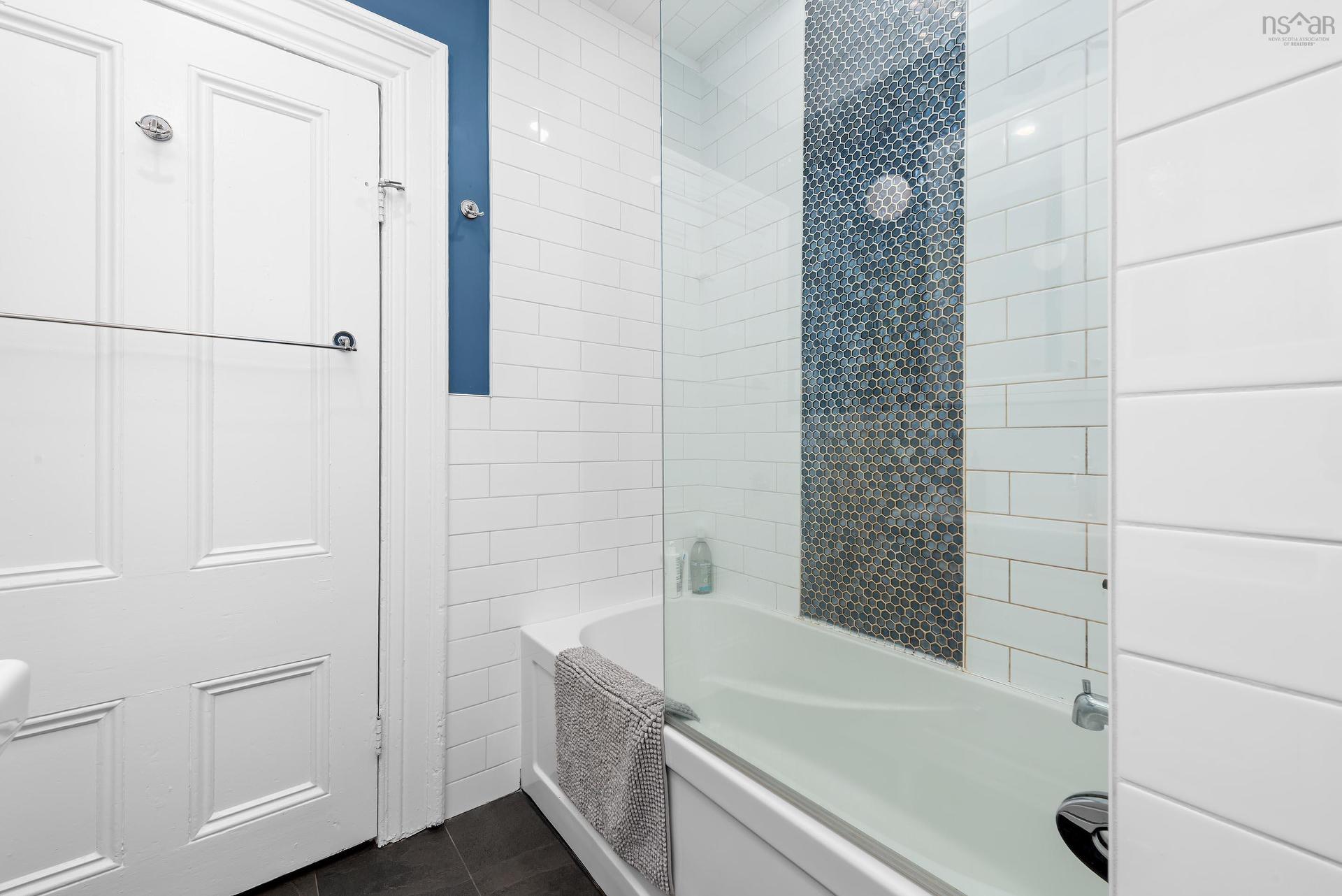 1314 & 1316 Dresden Row, Halifax, NS - Indoor Photo Showing Bathroom