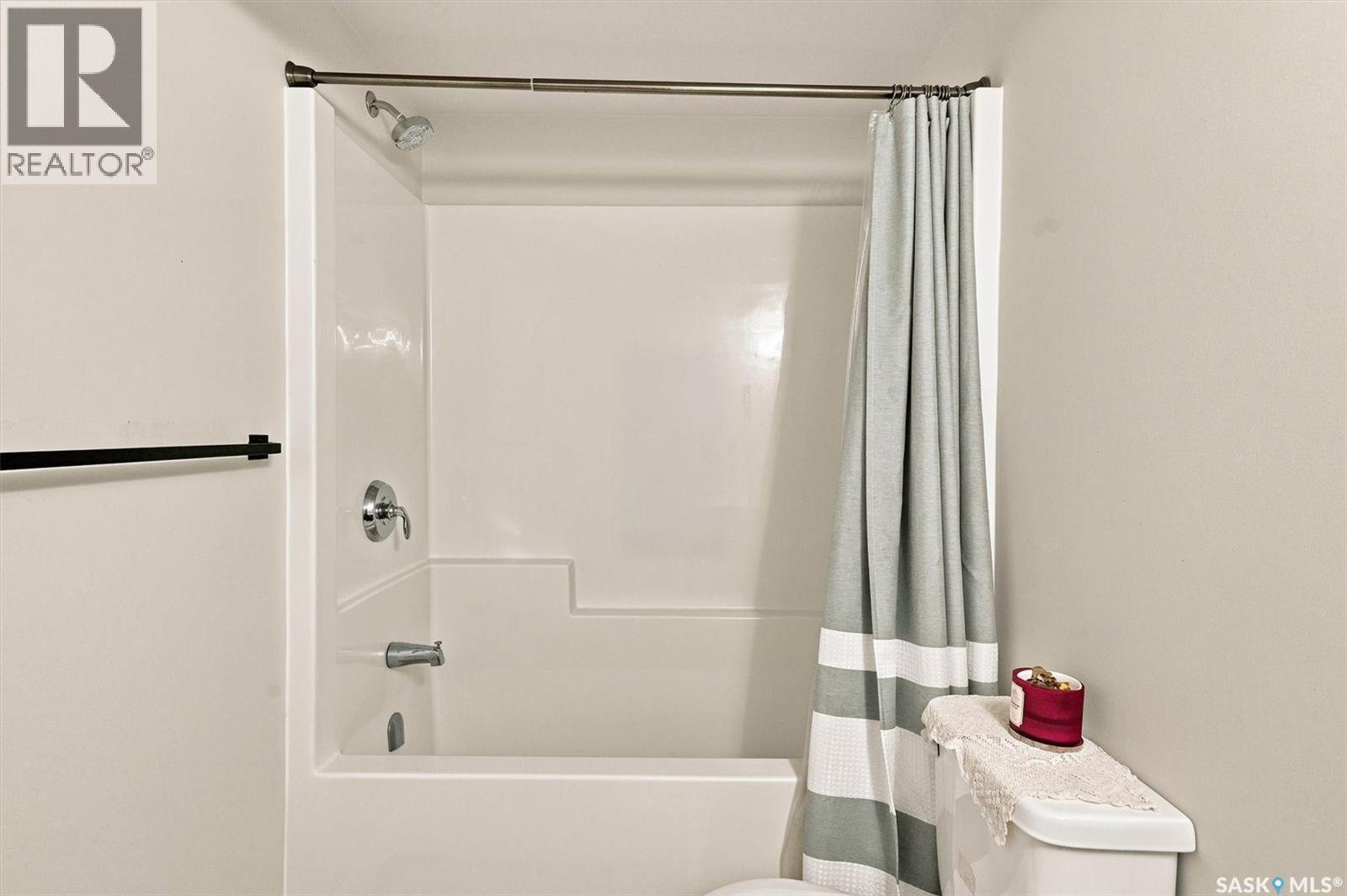 332 Mcfaull Crescent, Saskatoon, SK - Indoor Photo Showing Bathroom