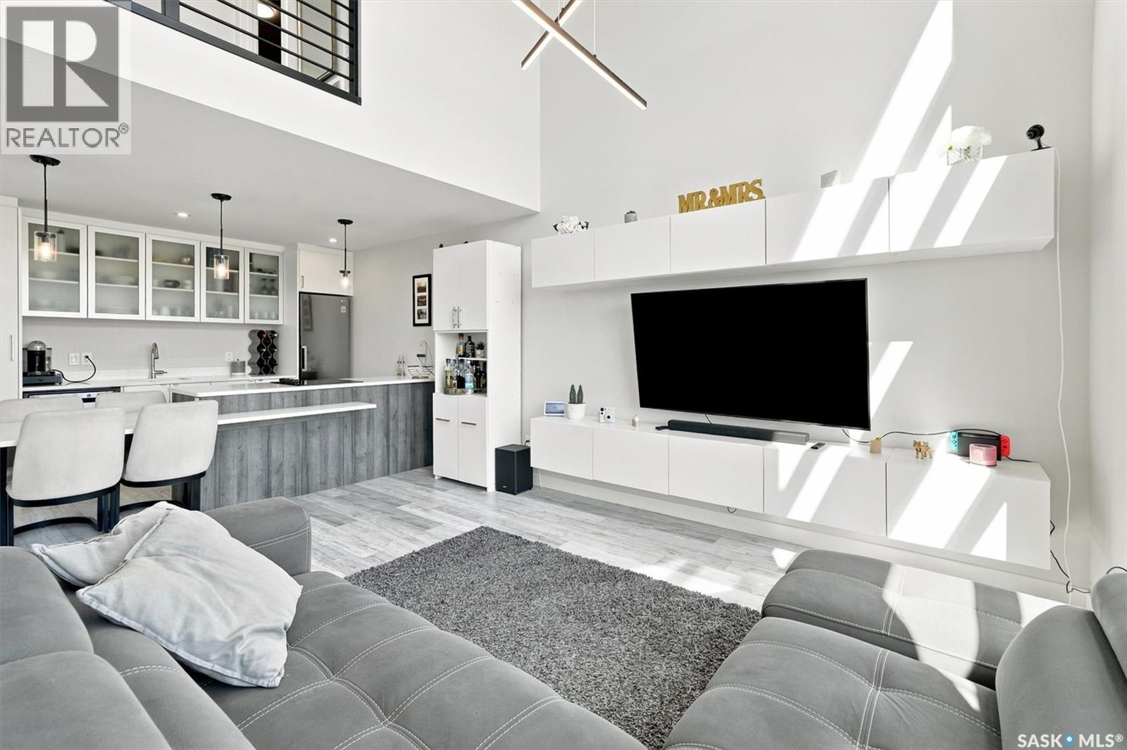 332 Mcfaull Crescent, Saskatoon, SK - Indoor Photo Showing Living Room