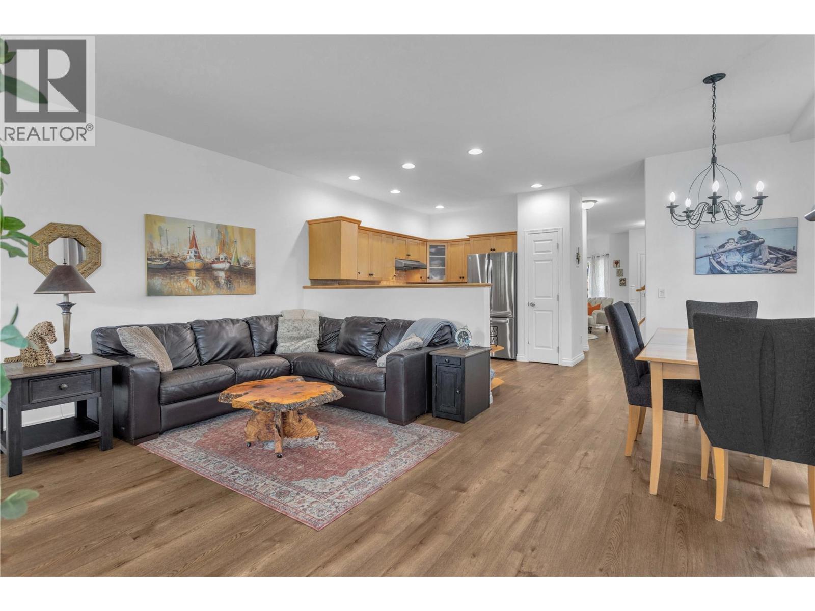 430 Mccarren Avenue, Kelowna, BC - Indoor Photo Showing Living Room