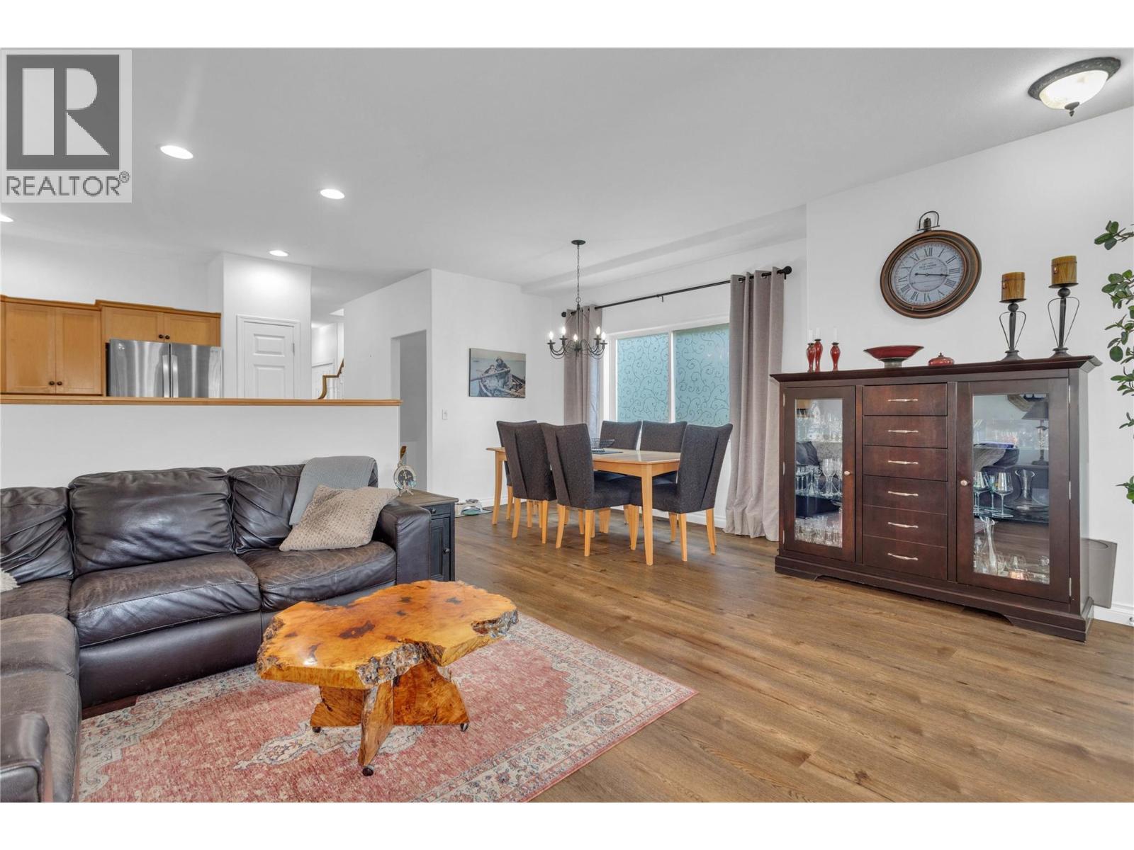 430 Mccarren Avenue, Kelowna, BC - Indoor Photo Showing Living Room