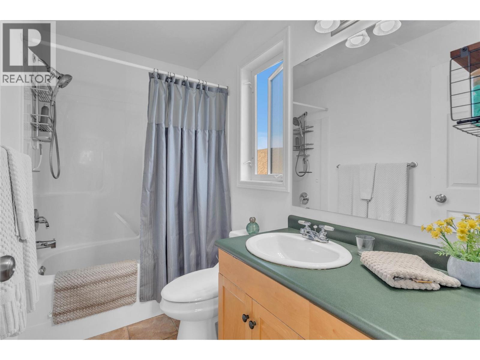 Primary suite 3 piece ensuite - 430 Mccarren Avenue, Kelowna, BC - Indoor Photo Showing Bathroom