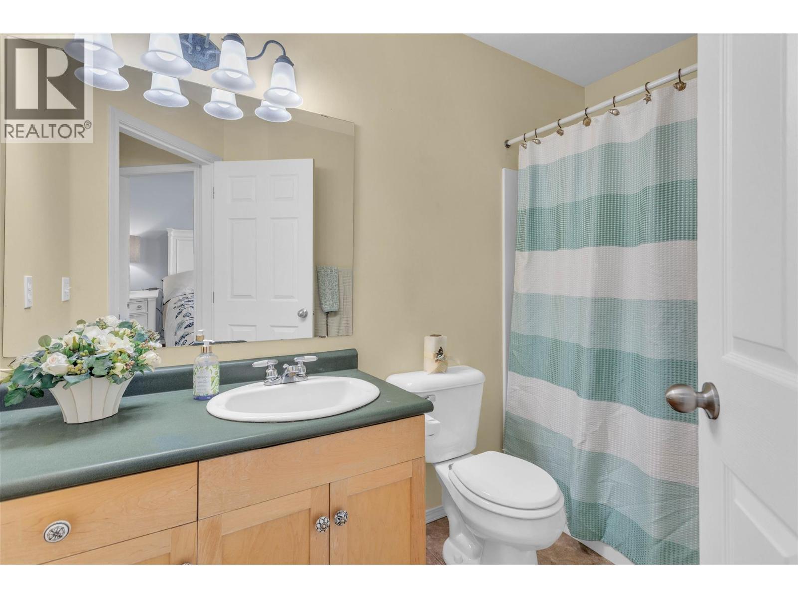 Main bathroom on the upper floor - 430 Mccarren Avenue, Kelowna, BC - Indoor Photo Showing Bathroom