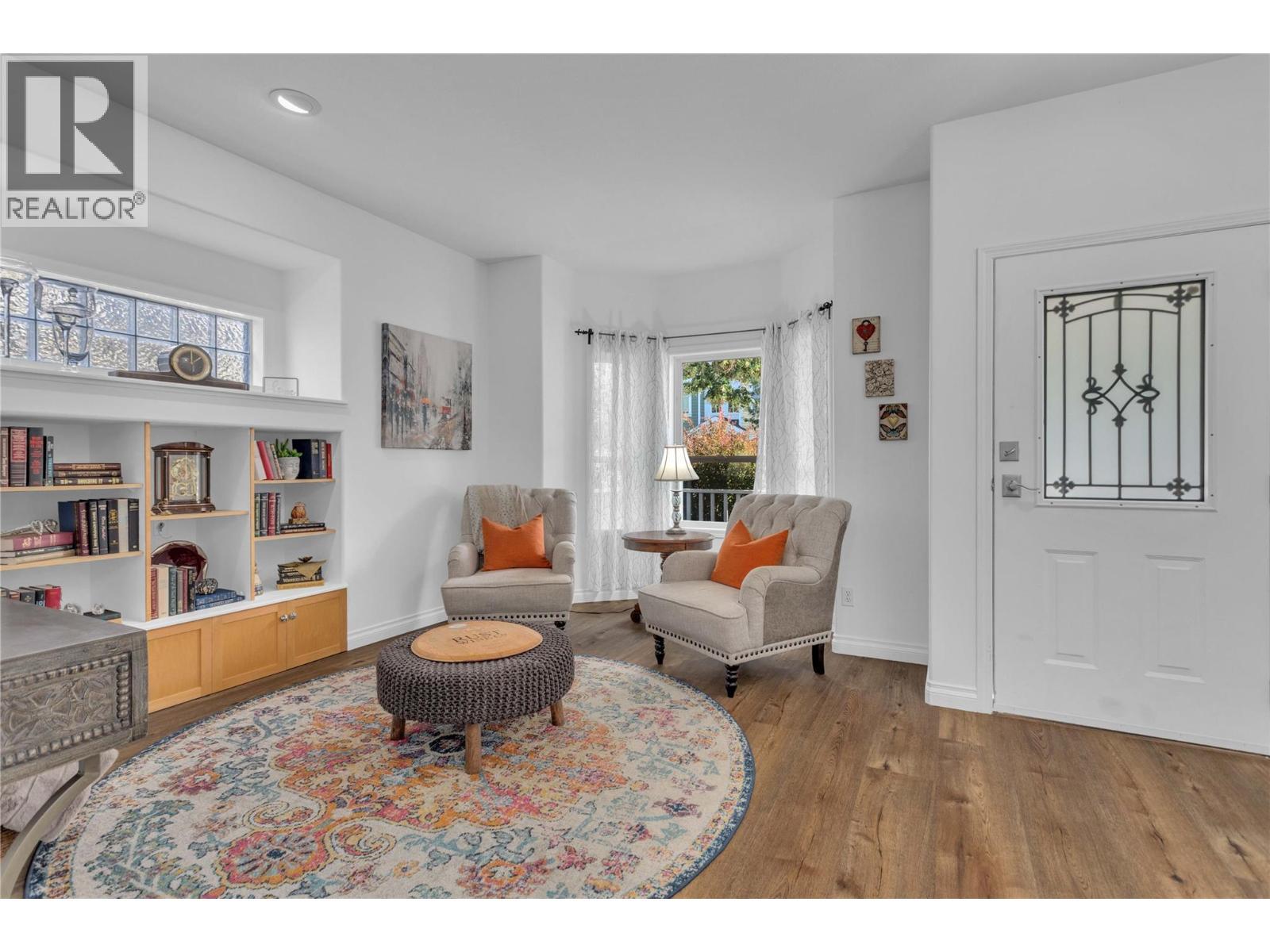 430 Mccarren Avenue, Kelowna, BC - Indoor Photo Showing Living Room