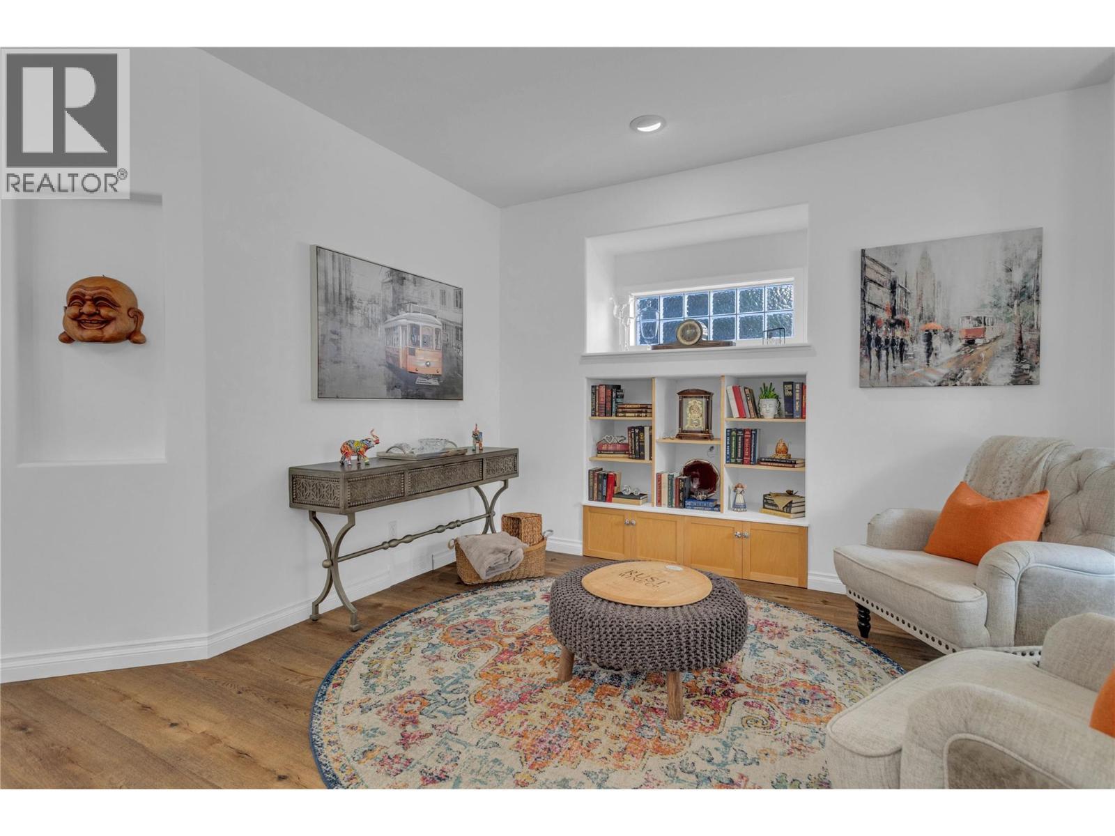 430 Mccarren Avenue, Kelowna, BC - Indoor Photo Showing Living Room
