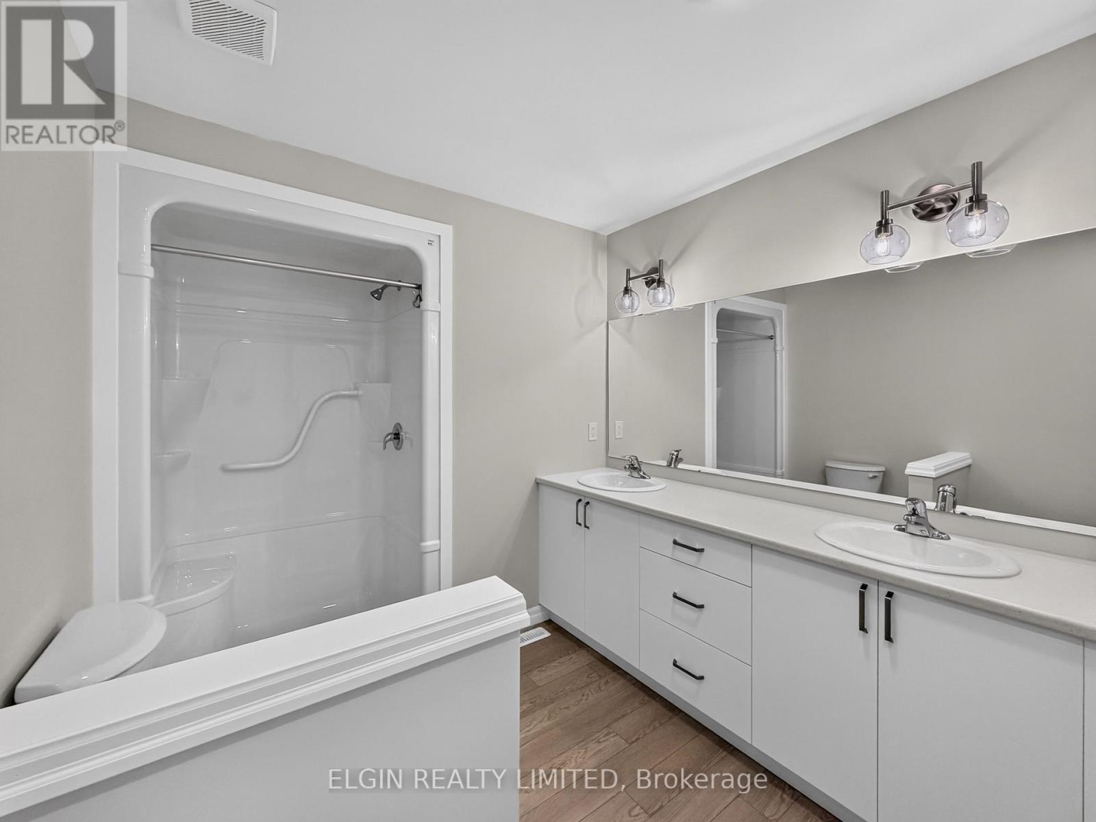 38 Finch Street, Tillsonburg, ON - Indoor Photo Showing Bathroom