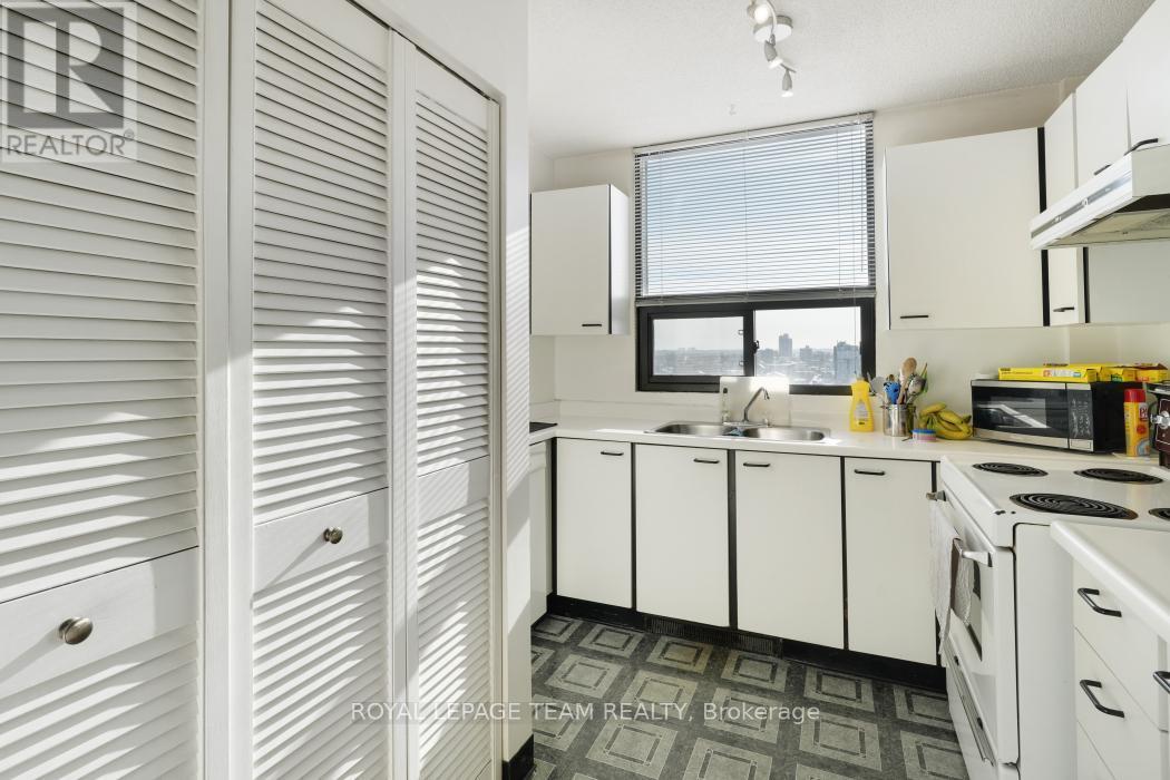 1004 - 40 Arthur Street E, Ottawa, ON - Indoor Photo Showing Kitchen With Double Sink
