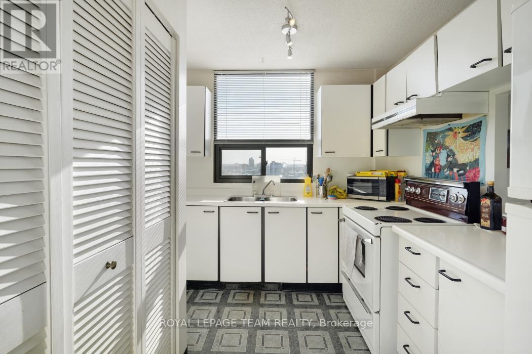 1004 - 40 Arthur Street E, Ottawa, ON - Indoor Photo Showing Kitchen With Double Sink
