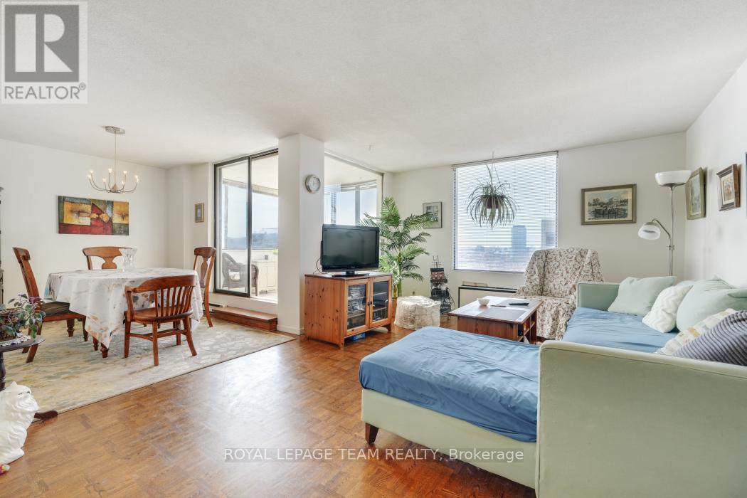1004 - 40 Arthur Street E, Ottawa, ON - Indoor Photo Showing Living Room