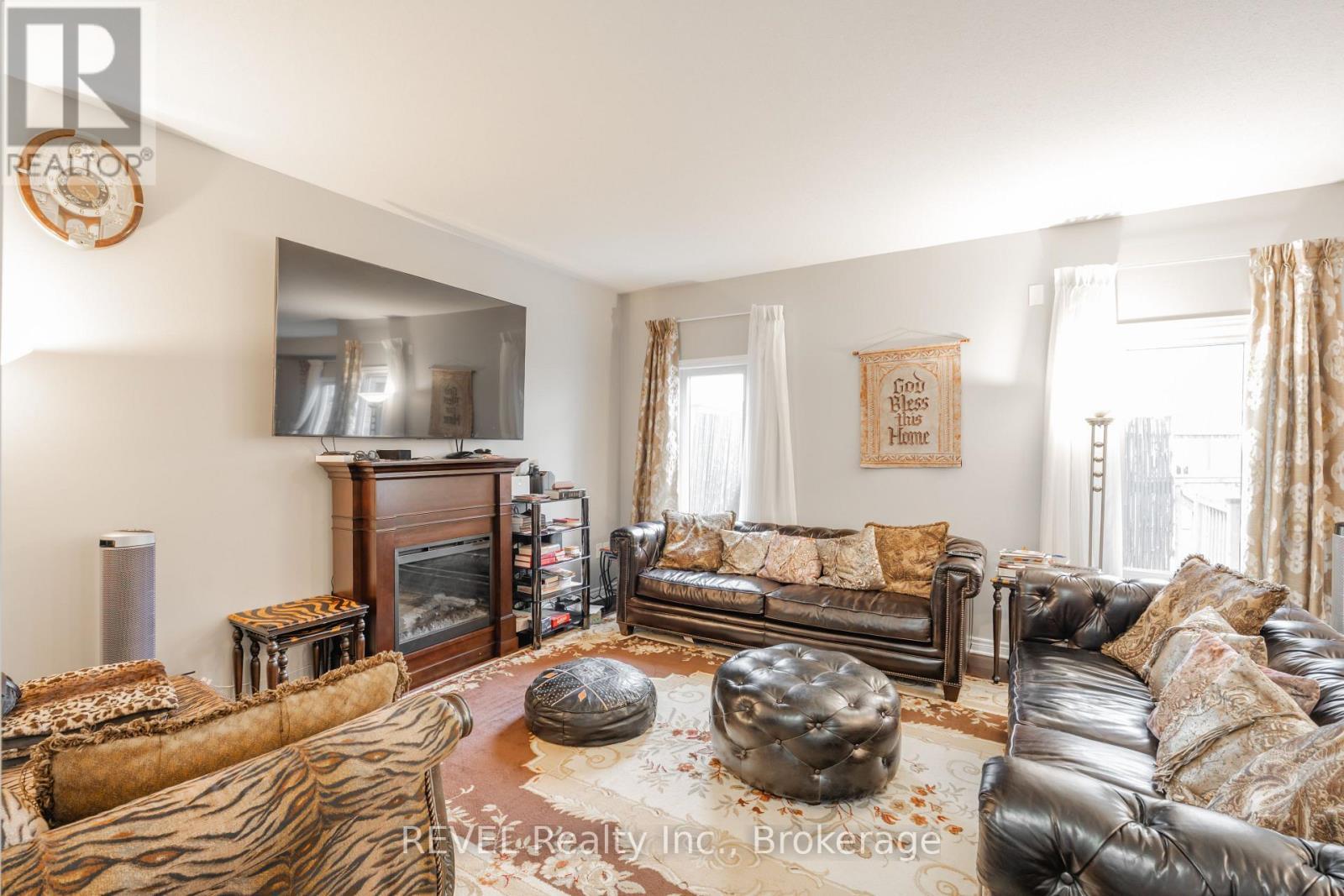 29 Bergenstein Crescent, Pelham (Fonthill), ON - Indoor Photo Showing Living Room With Fireplace