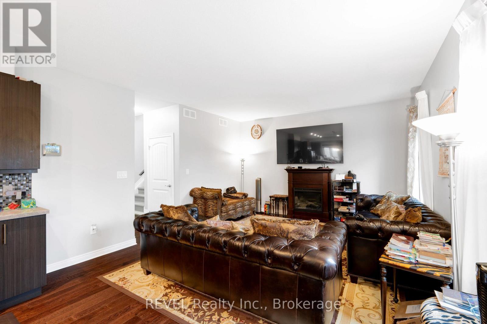 29 Bergenstein Crescent, Pelham (Fonthill), ON - Indoor Photo Showing Living Room